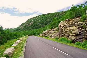Эта 47-километровая дорога Park Loop Road соединяет все достопримечательности национального парка Акадия.