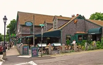 Bar Harbour Beerworks, американский гриль-бар на главной улице Бар-Харбора, где нас развлекали живым джазом Джулианы Гарднер и ее группы Shades of Blue.