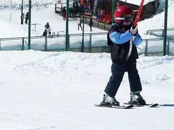 Малыш лыжник на подъемнике пома.