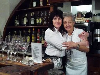 Владелец с нашей официанткой в Du Grand Pere Ristorante в Сестриере