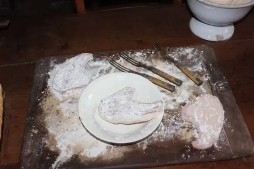 Свиные отбивные и другое мясо иногда перед приготовлением покрывали мукой. (макет был выставлен на кухне)