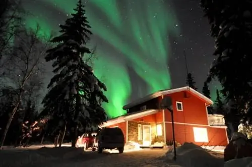 Aurora Borealis (Северное сияние) над Willow Ridge Retreat, гостевой дом, в котором мы остановились. Фотографии Трупти Девдас Наяк.