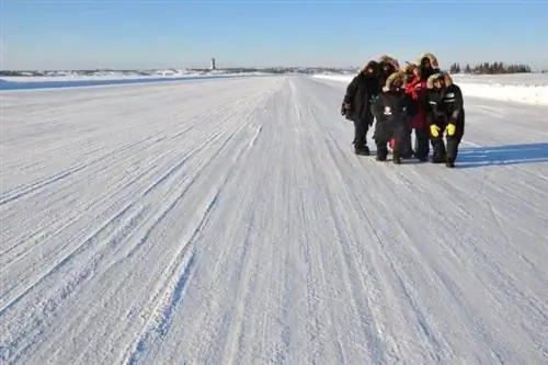 Ледяная дорога Детты, прославившаяся благодаря телешоу Ice Road Truckers.