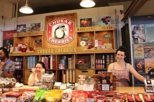 На рынке продаются всевозможные овощи, продукты, морепродукты и поделки.