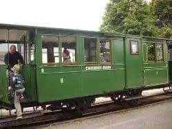 Причудливый поезд Chiemseebahn в Баварии.