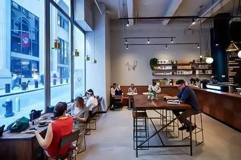 В кафе Black Fox Coffee гости могут насладиться изысканным кофе и позавтракать в том же здании. В кафе Black Fox Coffee гости могут насладиться изысканным кофе и позавтракать в том же здании.