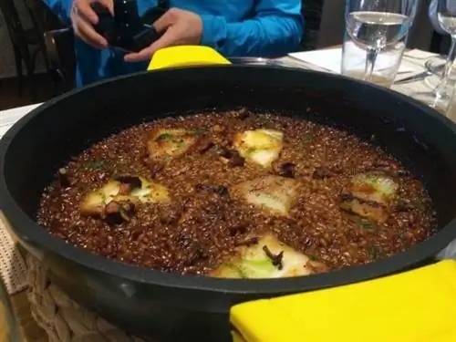 Паэлья, приготовленная из морепродуктов, всегда рядом с вами в Каталонии.