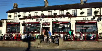 The Summit Inn - один из самых популярных пабов Хоута, где можно посмотреть футбольные матчи и матчи по регби. Вперёд Лестер! The Summit Inn - один из самых популярных пабов Хоута, где можно посмотреть футбольные матчи и матчи по регби. Вперёд Лестер!