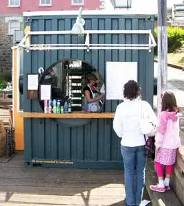 Окно для заказов в Red Fish Blue Fish, расположенное в бывшем транспортном контейнере.