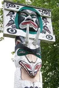 Один из 26 тотемных столбов в Дункане, остров Ванкувер.