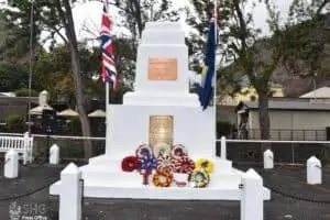 Кенотаф, расположенный в гавани Джеймстауна.