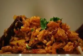 Пилау (также известный как пло на местном уровне) - одно из местных блюд, которые вы можете попробовать в Джеймстауне с добавлением огненной изюминки острова.