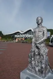 Статуя покойного Джорджа Мадуро, расположенная рядом с музеем.