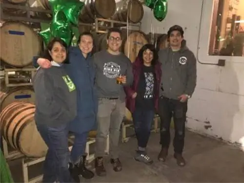 Часть команды Nine Pin; Алехандро (основатель) полностью справа, Соня (мать Алехандроса) стоит в следующий раз, когда Химе, Джош, невеста Джоша и мать Джоша.