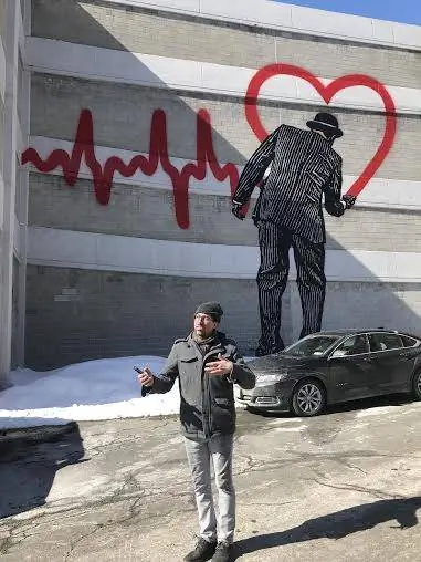 Тони Ладичикко демонстрирует фреску одного из наиболее известных художников Художественного института Олбани, Ника Уокера.