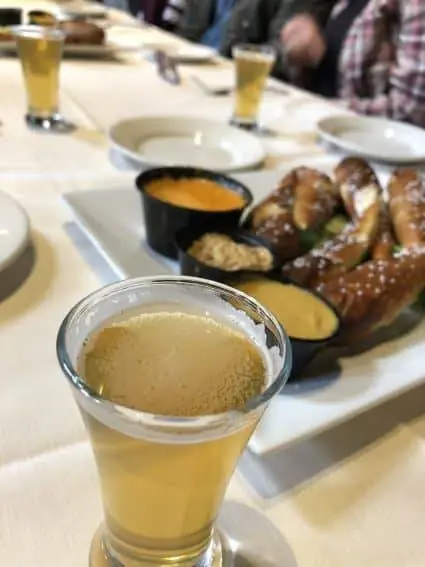 Пиво и свежие крендели с солью можно отведать на насосной станции Олбани, одной из остановок гастрономического тура.