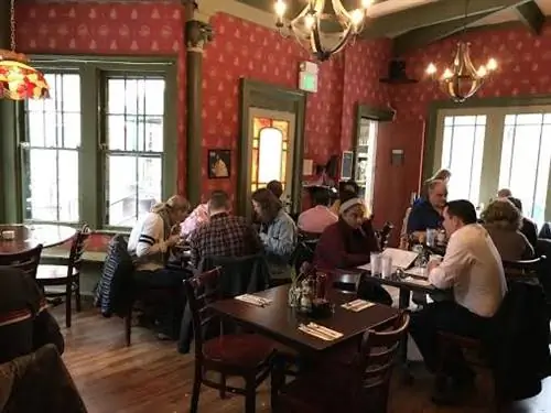 Столовая кафе «Железные ворота» в Олбани. Меню регулярно меняется, предлагая бесконечные возможности.