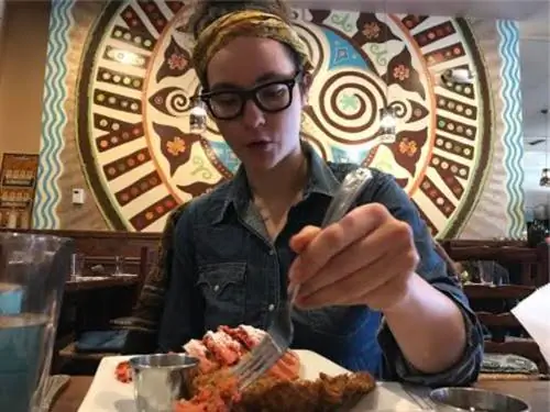 Наслаждаемся курицей и вафлями в Umana в Олбани, штат Нью-Йорк. Стулья изготовлены из Гаити, одной из многих стран, в меню которых есть еда.