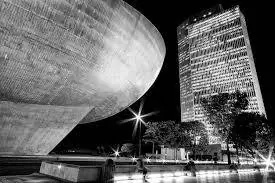 Ночной вид на сторону Яйца и Empire Plaza. Подземные переходы также ведут в столицу штата.