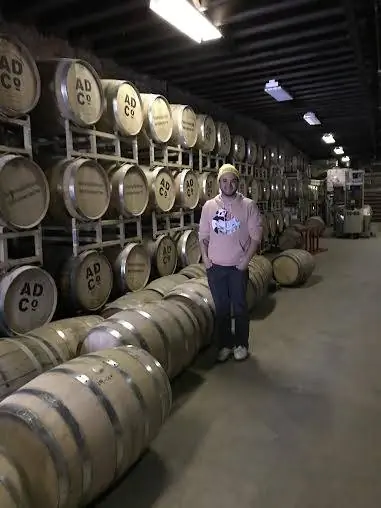 Джон Кёртейн демонстрирует свою впечатляющую кладовую. Каждая бочка изготовлена из дуба, что является требованием закона при производстве виски.