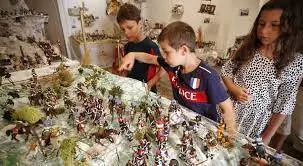 Дети наслаждаются некоторыми сценами из жизни Наполеона в музее.