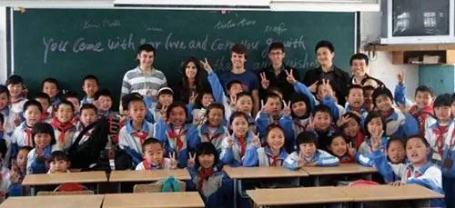 Класс начальной школы, изучающий английский язык. Фотографии предоставлены Teaching Experience.