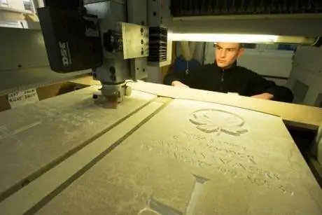 Рабочий восстанавливает надгробие на военных могилах Содружества недалеко от Арраса.