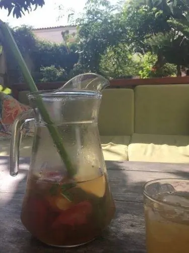 Зеленая сангрия в Лагосе, Португалия.