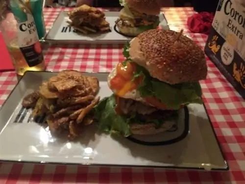 Один из знаменитых бургеров Nah Nah Bah.