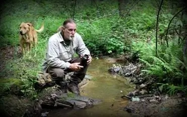 Дэйв Кентербери, написавший «Путеводитель по Бушкрафту», овладел искусством выживания в отдаленных районах.