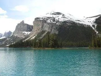 Озеро Малинье, национальный парк Джаспер, провинция Альберта, Канада.