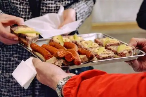 Колбаски обычно подают на поджаренном хлебе с несколькими разными соусами по вкусу.