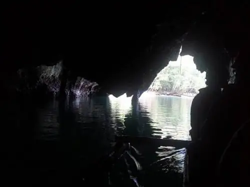Вход в пещеру с лодки.