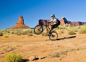 Катание на заднем колесе перед Candlestick Tower