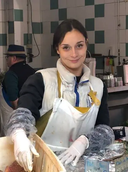 Торговец рыбой на Версальском рынке.
