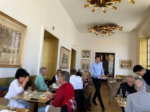 Столовая с золотой отделкой в Ore, ресторане Алена Дюкасса в замке.