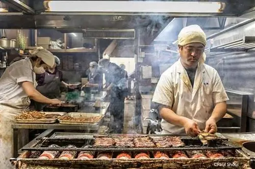 В Нарите в ресторане, специализирующемся на угрях.