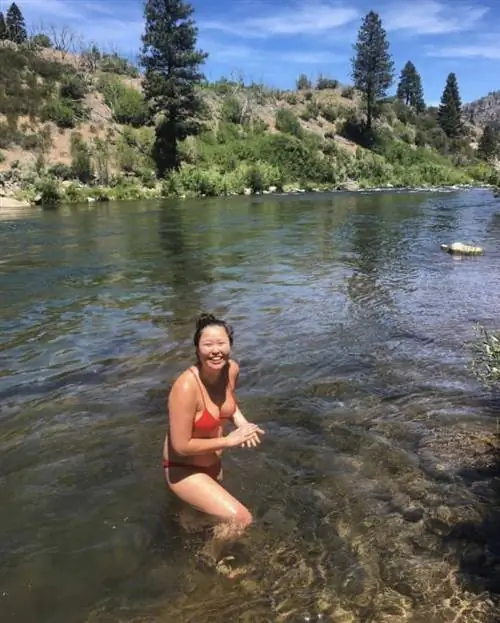 Купание в реке Траки в Рино, штат Невада.