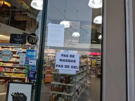 В этом магазине в Ницце не осталось ни масок, ни дезинфицирующего средства для рук.