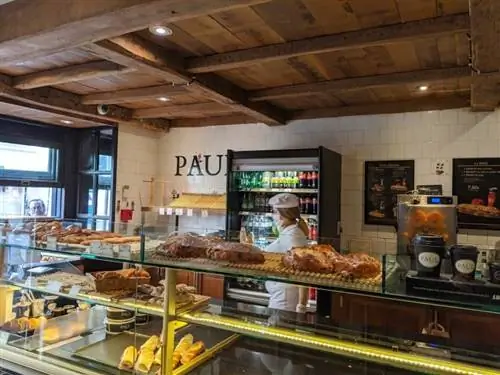 Одним из крошечных плюсов является то, что вы можете купить свежий хлеб в этой местной пекарне.