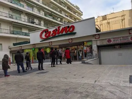 Очереди начинаются у супермаркета в Ницце.