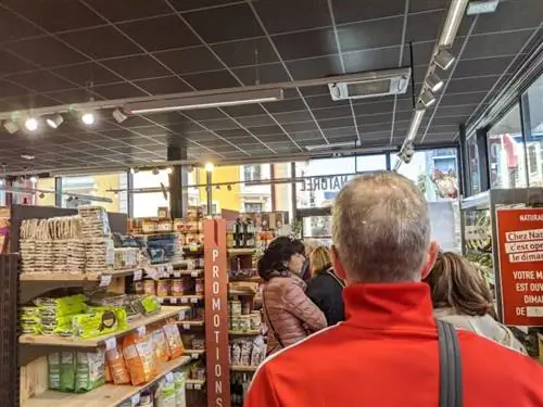 Очередь в местном продуктовом магазине - редкий момент свободы в Ницце.