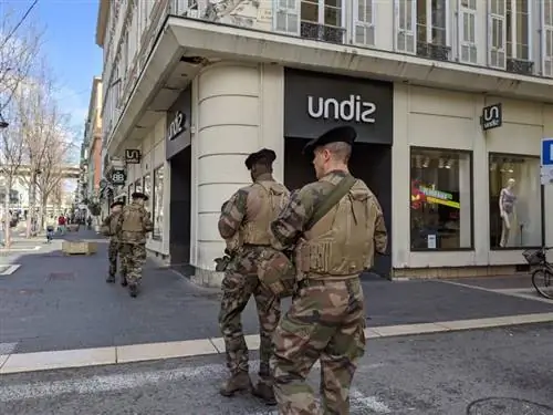 Солдаты в патруле ищут всех, кто находится вне дома без официальной причины для поездки в Ниццу, Франция.