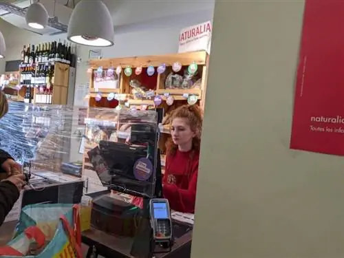 Барьеры между клерками и клиентами, с которыми мы все знакомы в это время.