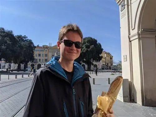 Арен Эллиотт, сын автора, гуляет по кварталу Жан-Медсен в Ницце во время карантина из-за коронавируса.