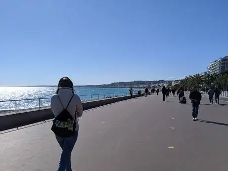 Социальное дистанцирование на набережной Ниццы.