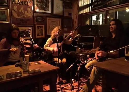 В Doolin at McGann’s Pub несколько местных жителей и многие посетители собираются, чтобы ободриться ирландскими мелодиями Сирила О’Донохью (в центре) и Блэки О’Коннелла (справа).