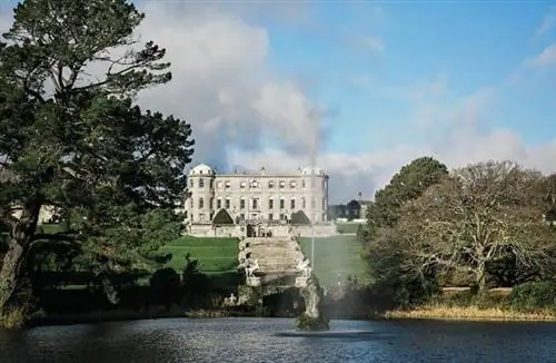 Powerscourt Estate and Gardens был создан в викторианскую эпоху и включает в себя японский сад и даже кладбище домашних животных.
