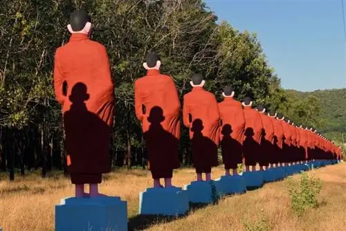 Статуи монахов Win Sein Taw Ya, Мьянма.