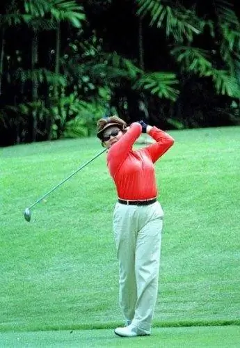 Игрок в гольф в загородном гольф-клубе Уоррена.